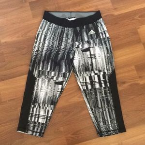 Adidas Capri Techfit Leggings Size S EUC